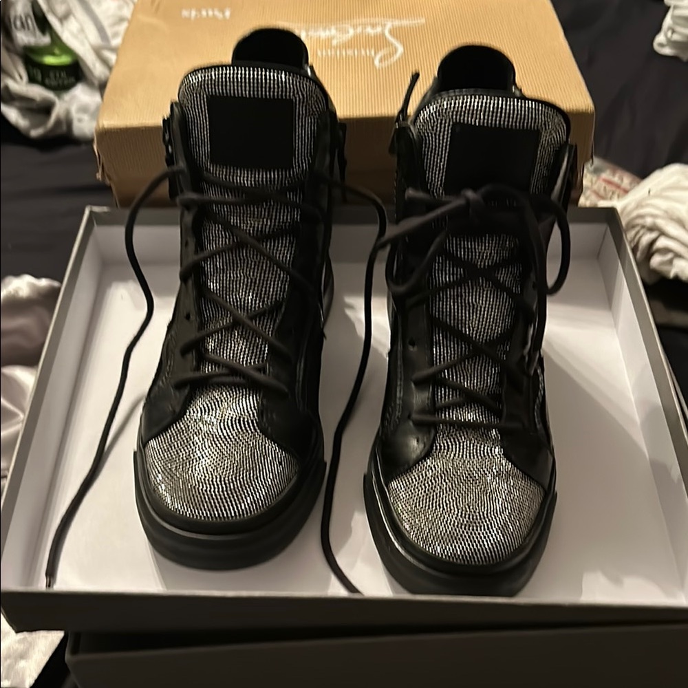Black with silver shininess size 8 n are in almost perfect condition! SPECIAL